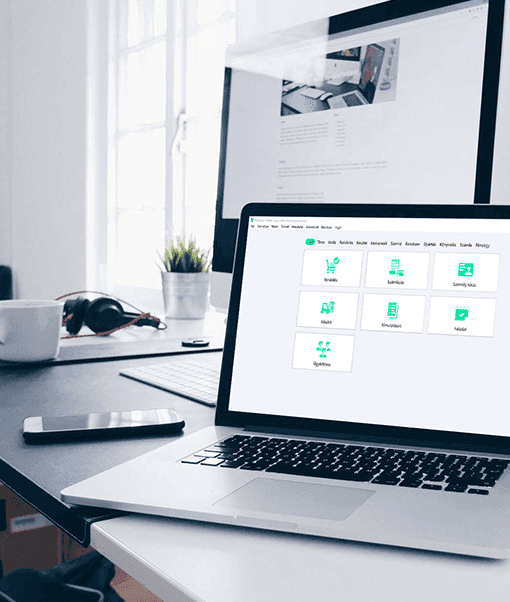 íróasztalon laptop és monitor